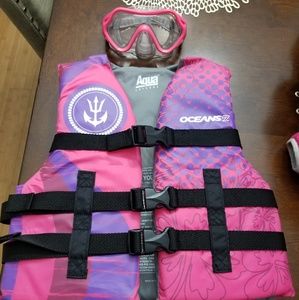 WORN ONCE GIRLS LIFE JACKET AND GOGGLES